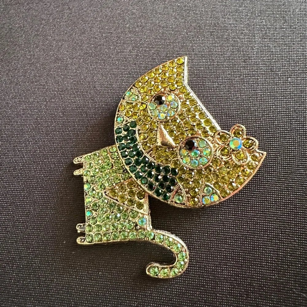 Rhinestone cat in shades of green brooch - Picture 4 of 4